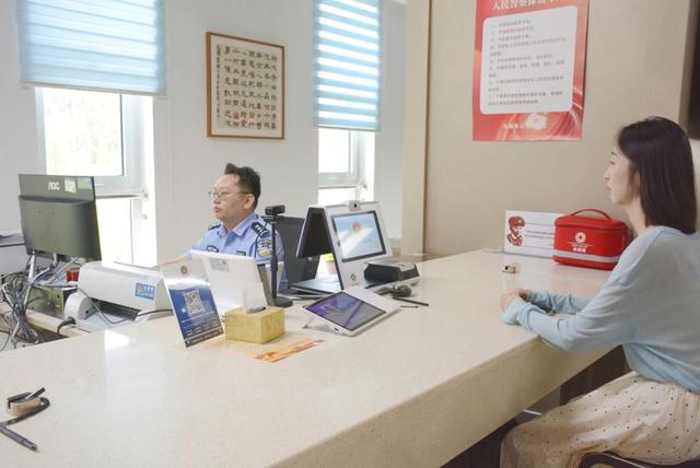 市(shì)民(mín)在公安綜合政務服務中心辦理(lǐ)業(yè)務。